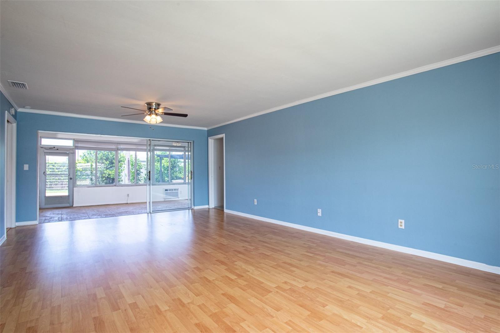Listing photo id 12 for 14872 Crown Drive