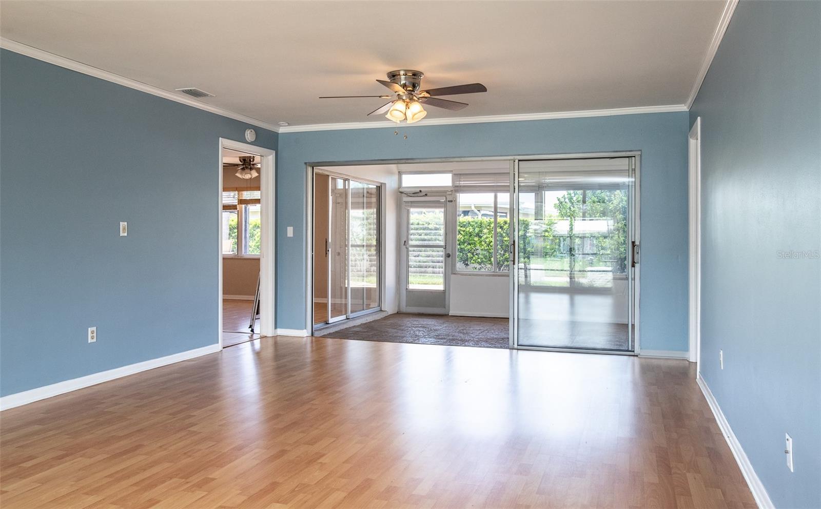 Listing photo id 13 for 14872 Crown Drive