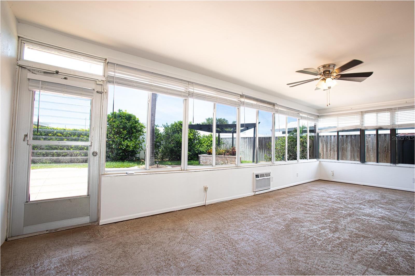 Listing photo id 14 for 14872 Crown Drive