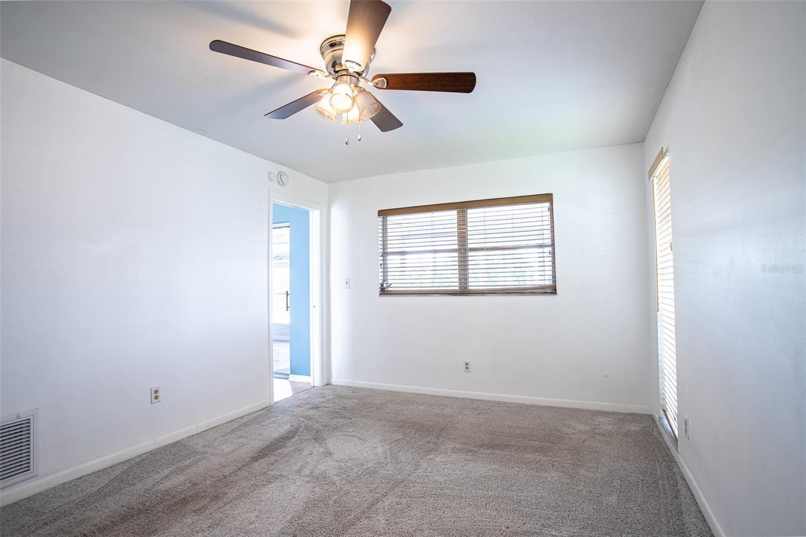 Listing photo id 18 for 14872 Crown Drive