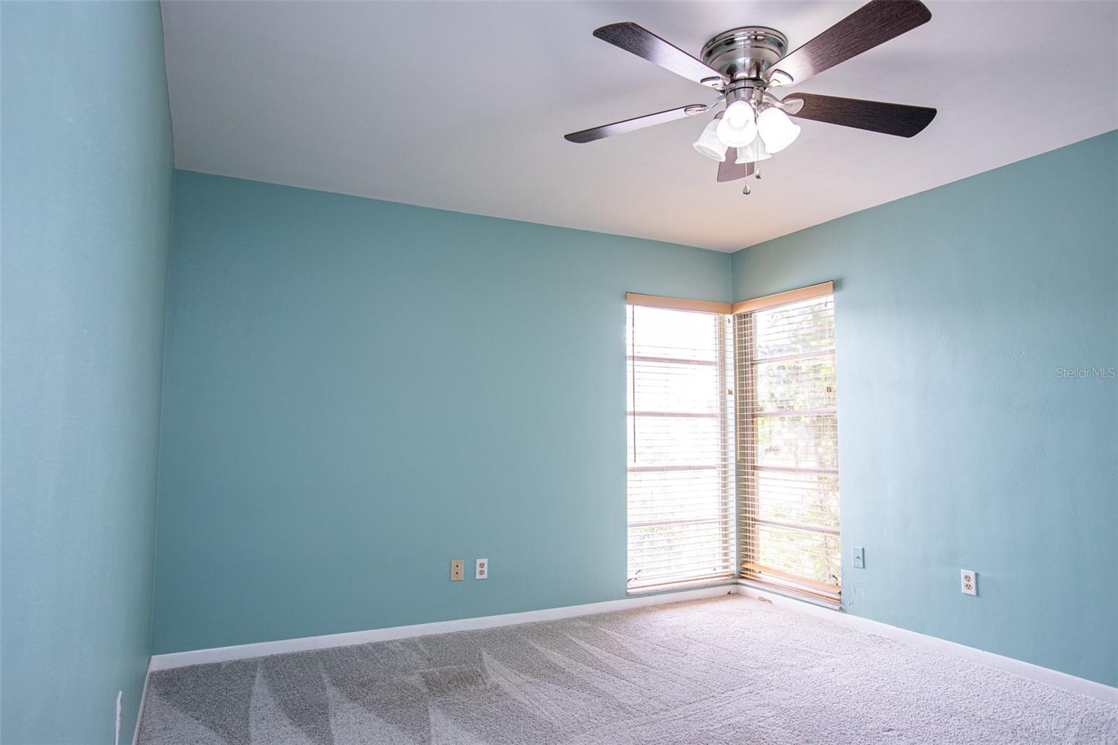 Listing photo id 21 for 14872 Crown Drive