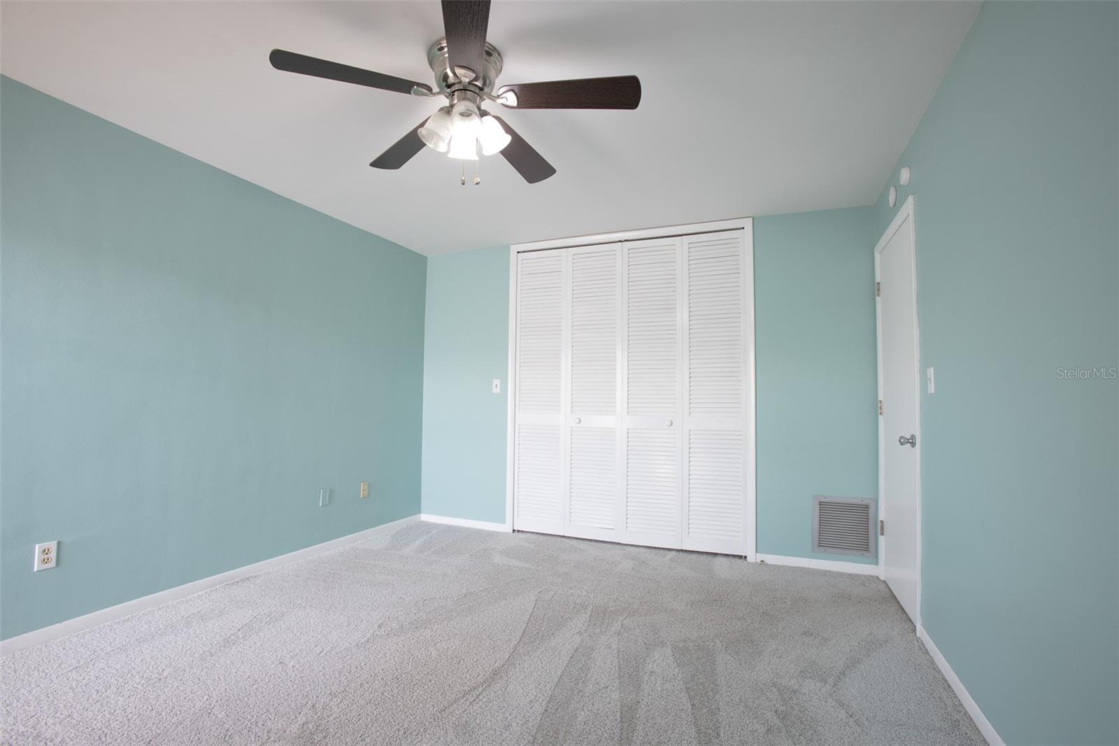 Listing photo id 22 for 14872 Crown Drive