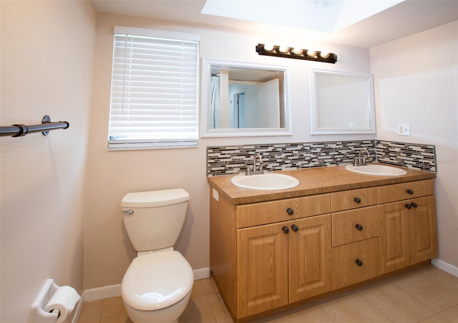 Listing photo id 24 for 14872 Crown Drive
