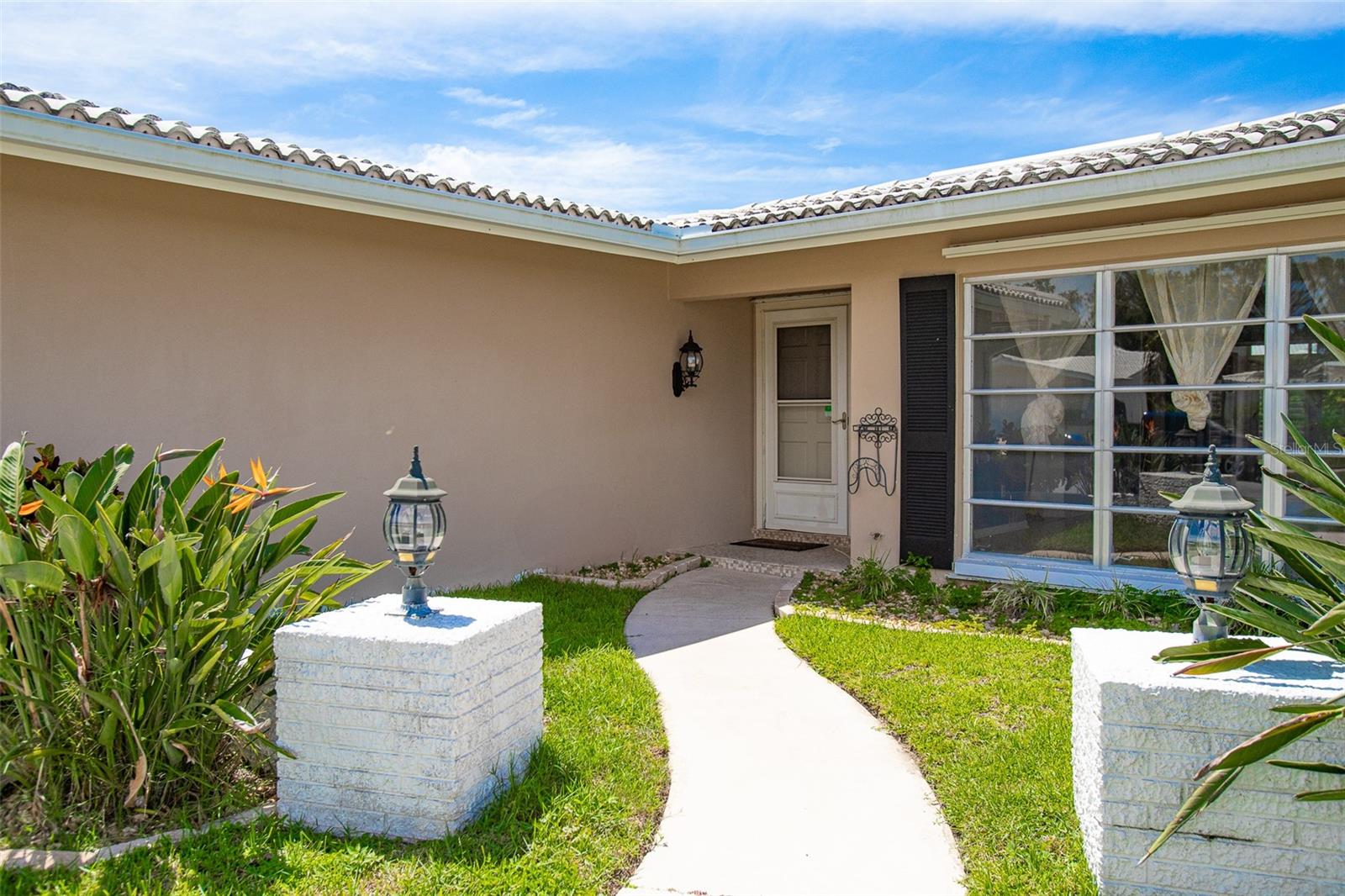 Listing photo id 1 for 14872 Crown Drive