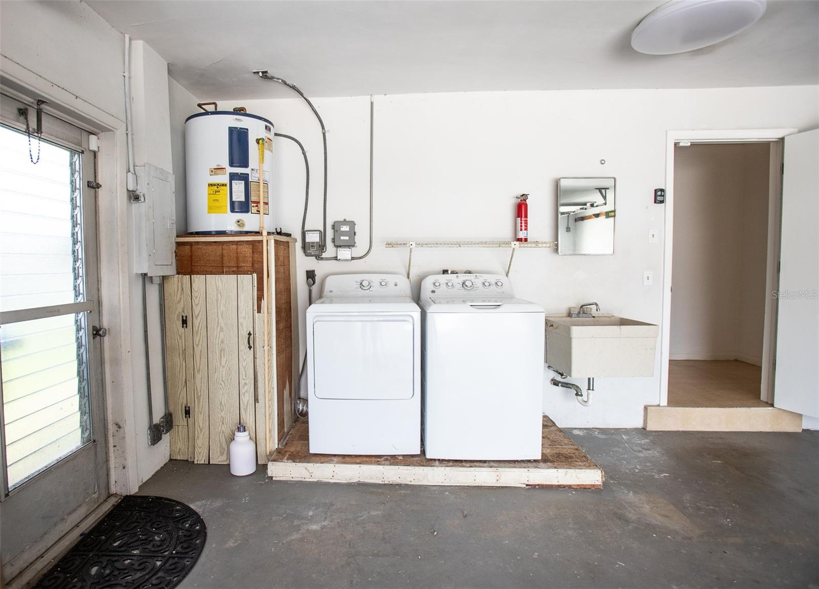 Listing photo id 31 for 14872 Crown Drive
