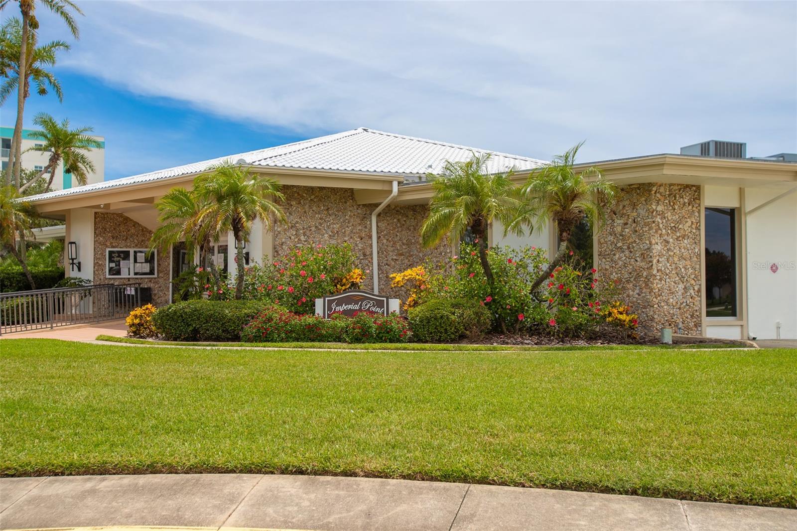Listing photo id 33 for 14872 Crown Drive