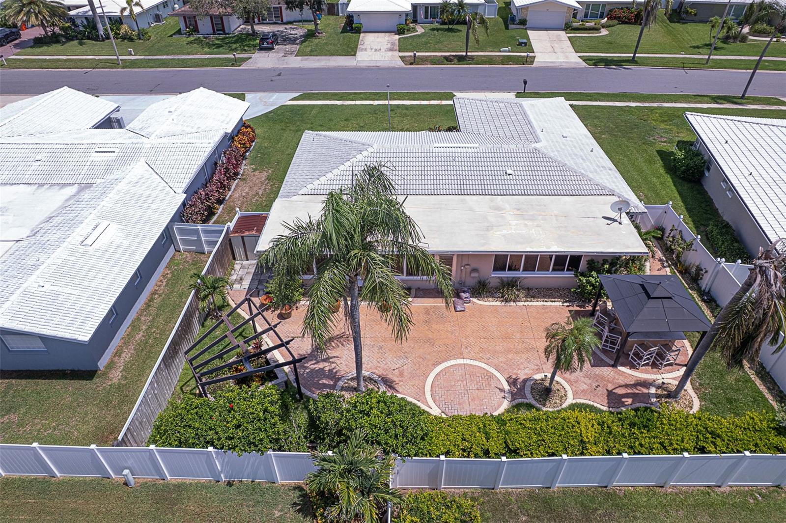 Listing photo id 2 for 14872 Crown Drive