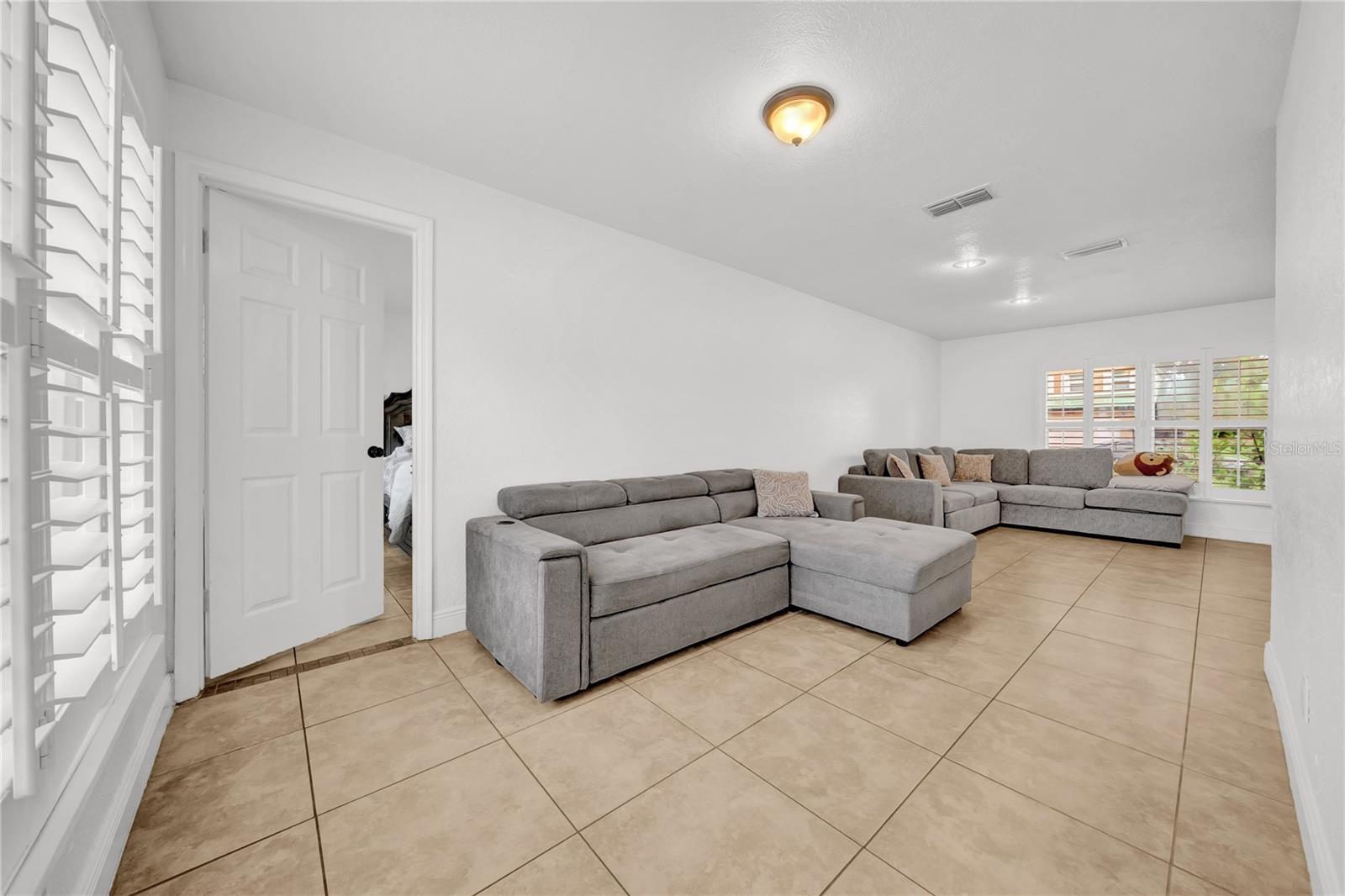 Listing photo id 8 for 12402 84th Way