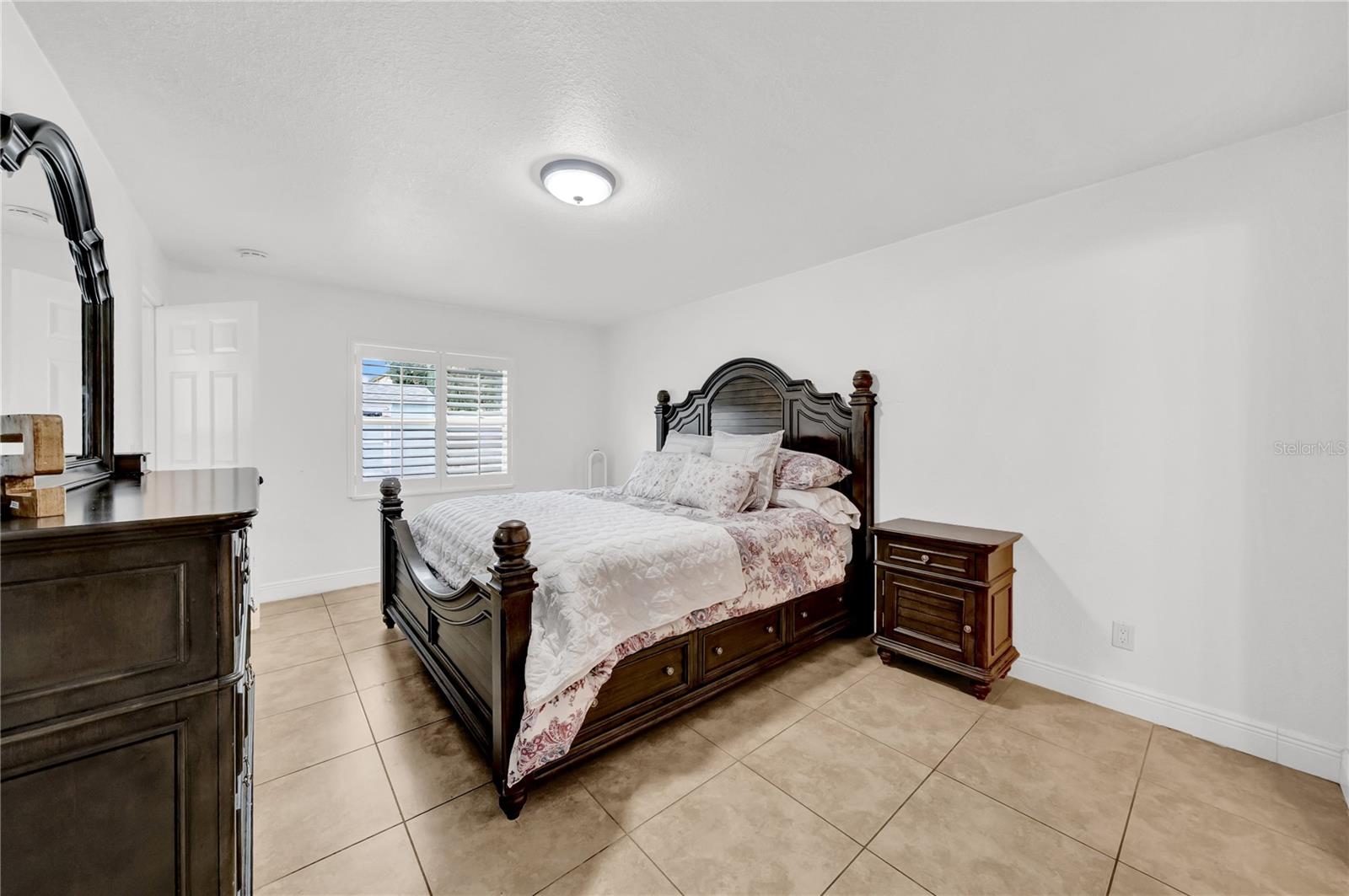 Listing photo id 11 for 12402 84th Way
