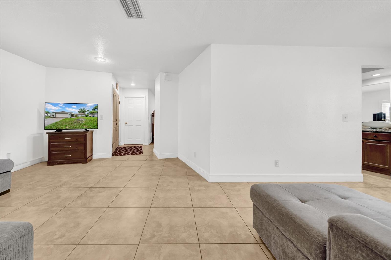 Listing photo id 5 for 12402 84th Way