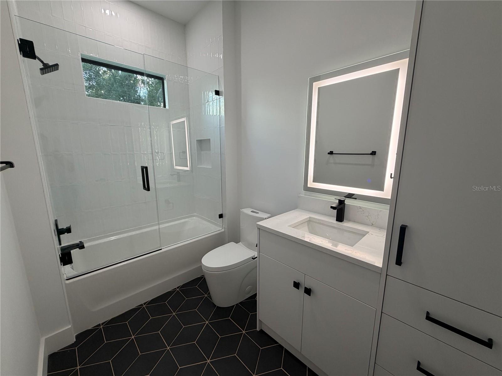 Listing photo id 13 for 7405 Alvina Street