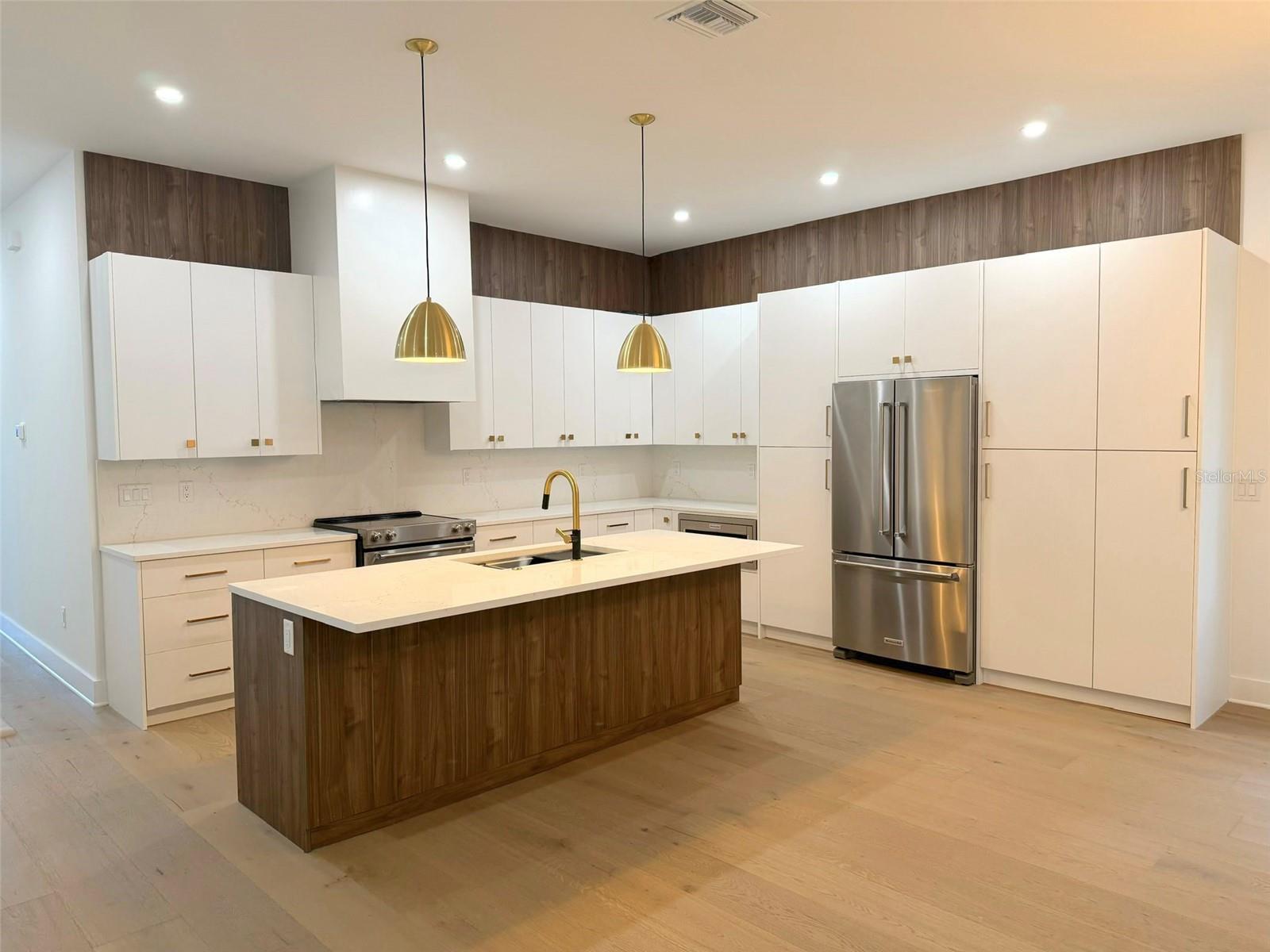 Listing photo id 3 for 7405 Alvina Street