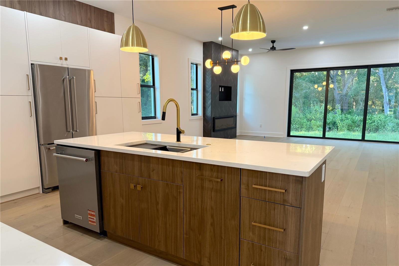 Listing photo id 5 for 7405 Alvina Street