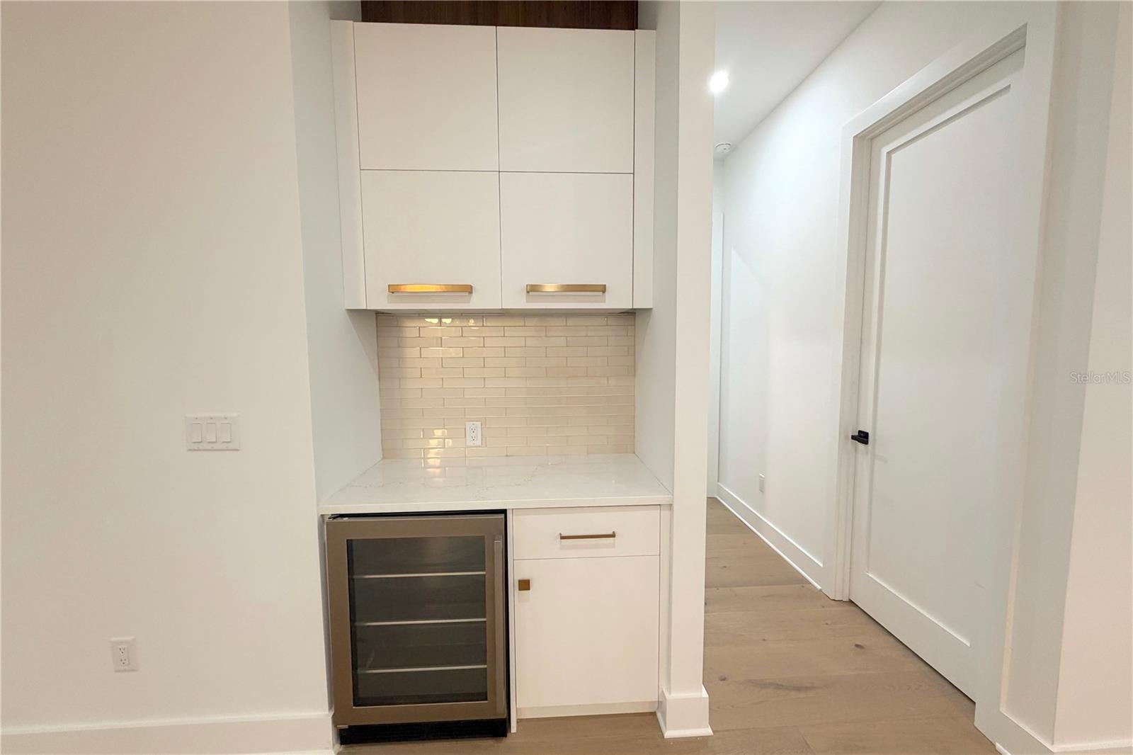 Listing photo id 6 for 7405 Alvina Street
