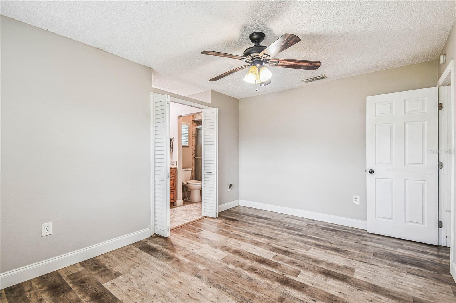 Image 23 of 43 For 11544 Linden Drive