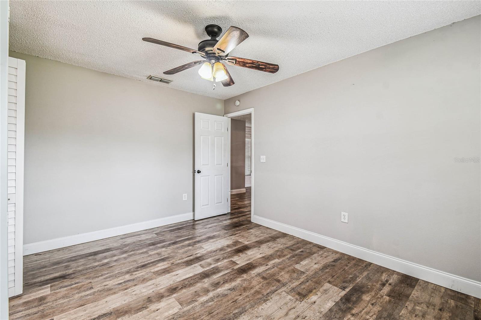 Image 24 of 43 For 11544 Linden Drive