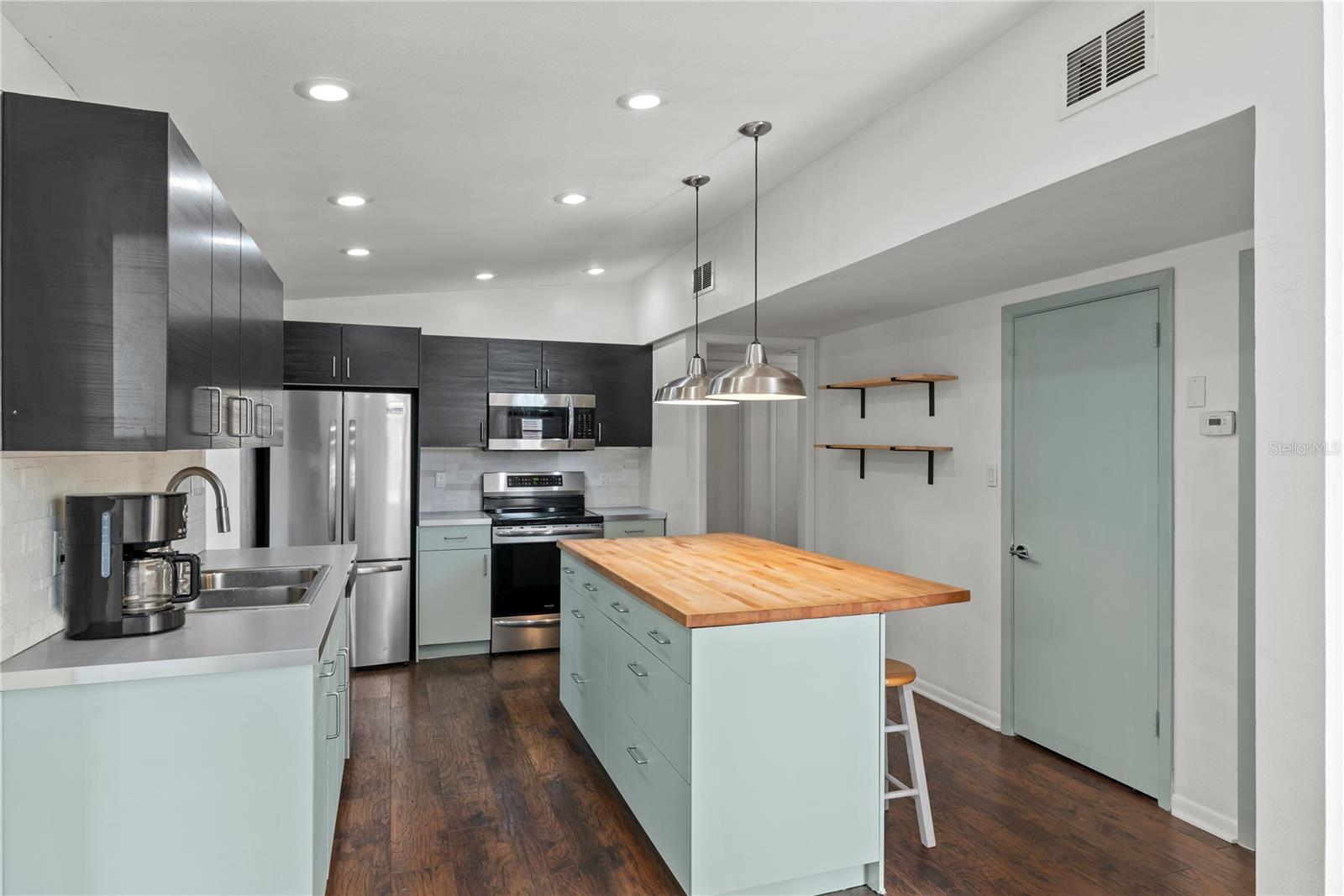 Image 19 of 22 For 2407 Lois Avenue