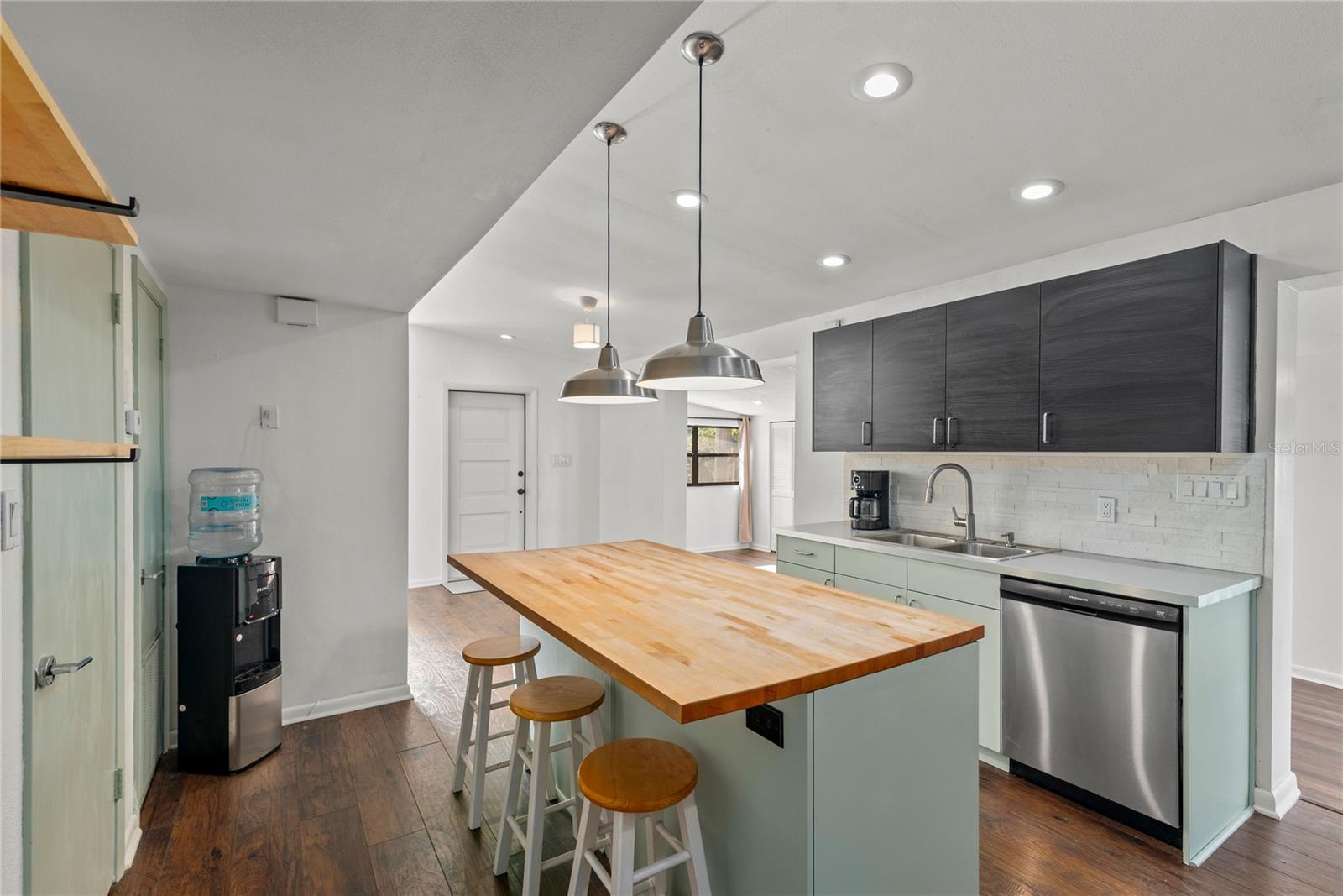 Image 20 of 22 For 2407 Lois Avenue