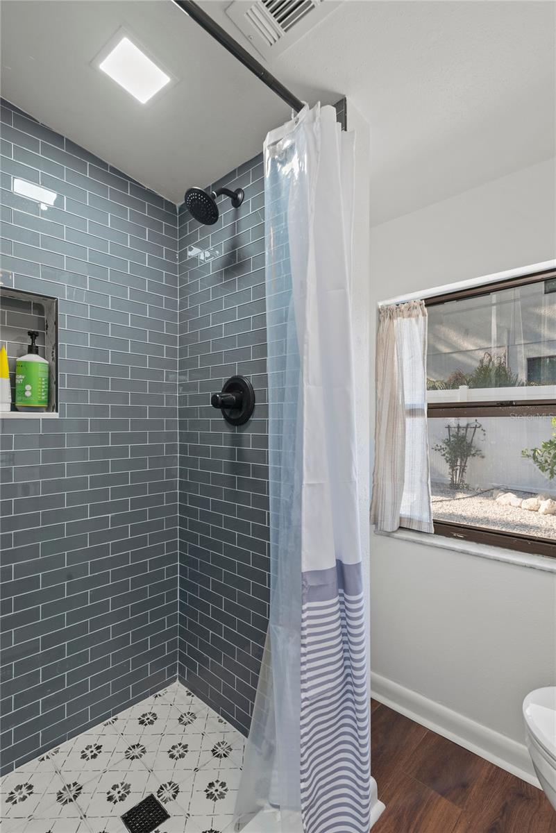 Image 28 of 53 For 2407 Lois Avenue