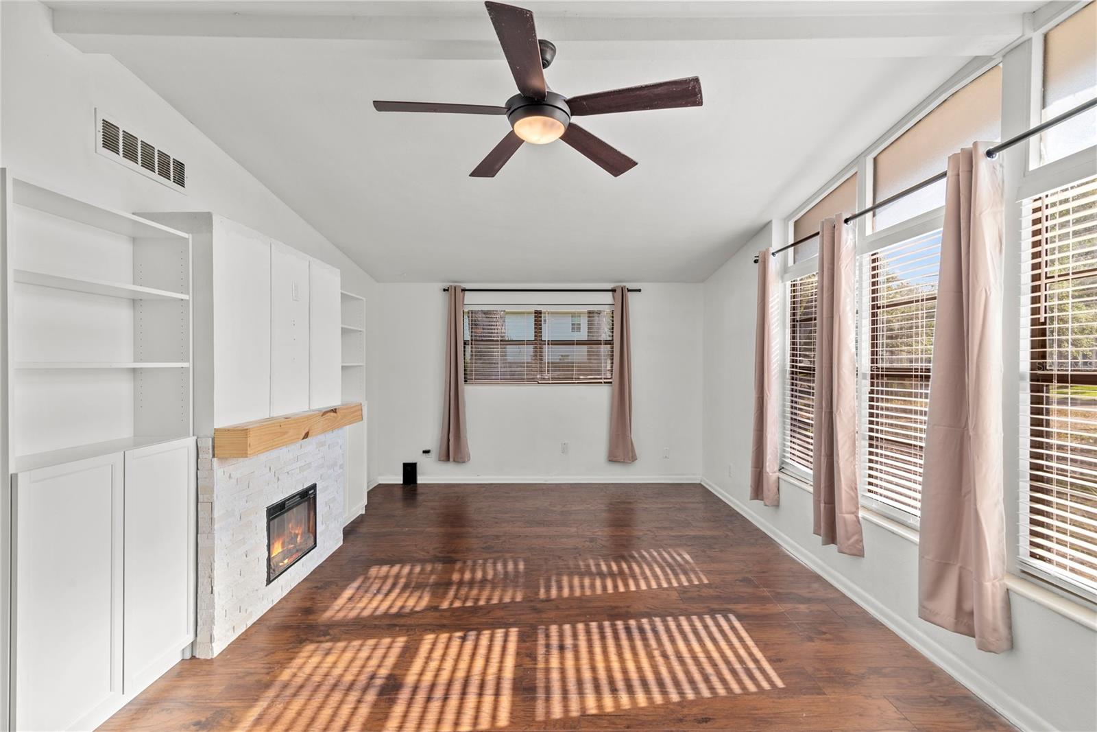 Image 4 of 22 For 2407 Lois Avenue