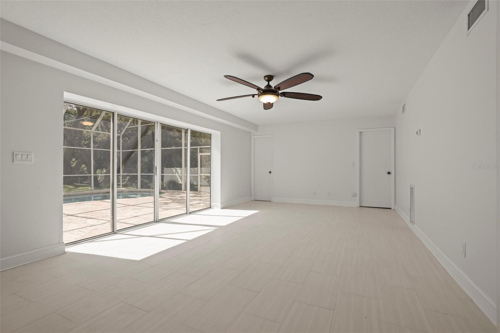 Image 16 of 51 For 957 Weathersfield Drive