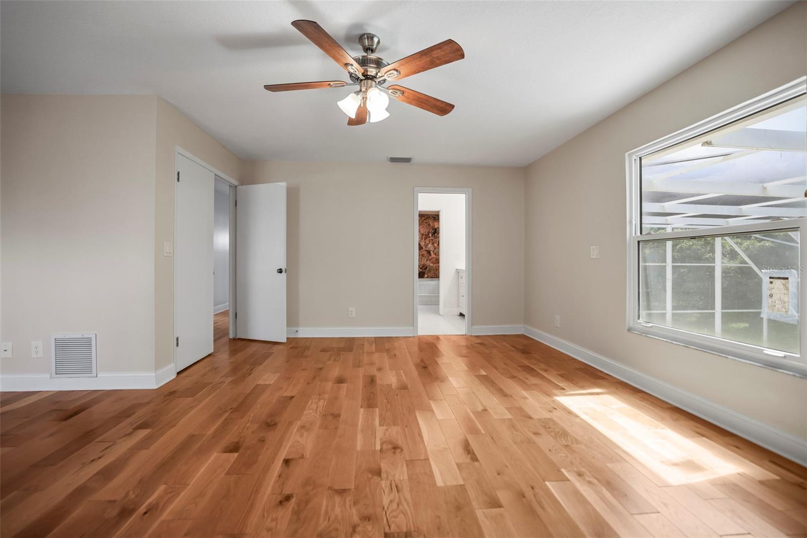 Image 27 of 51 For 957 Weathersfield Drive