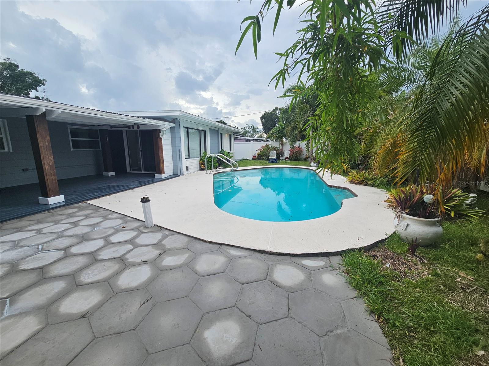 Image 21 of 24 For 4943 Lake Charles Drive N