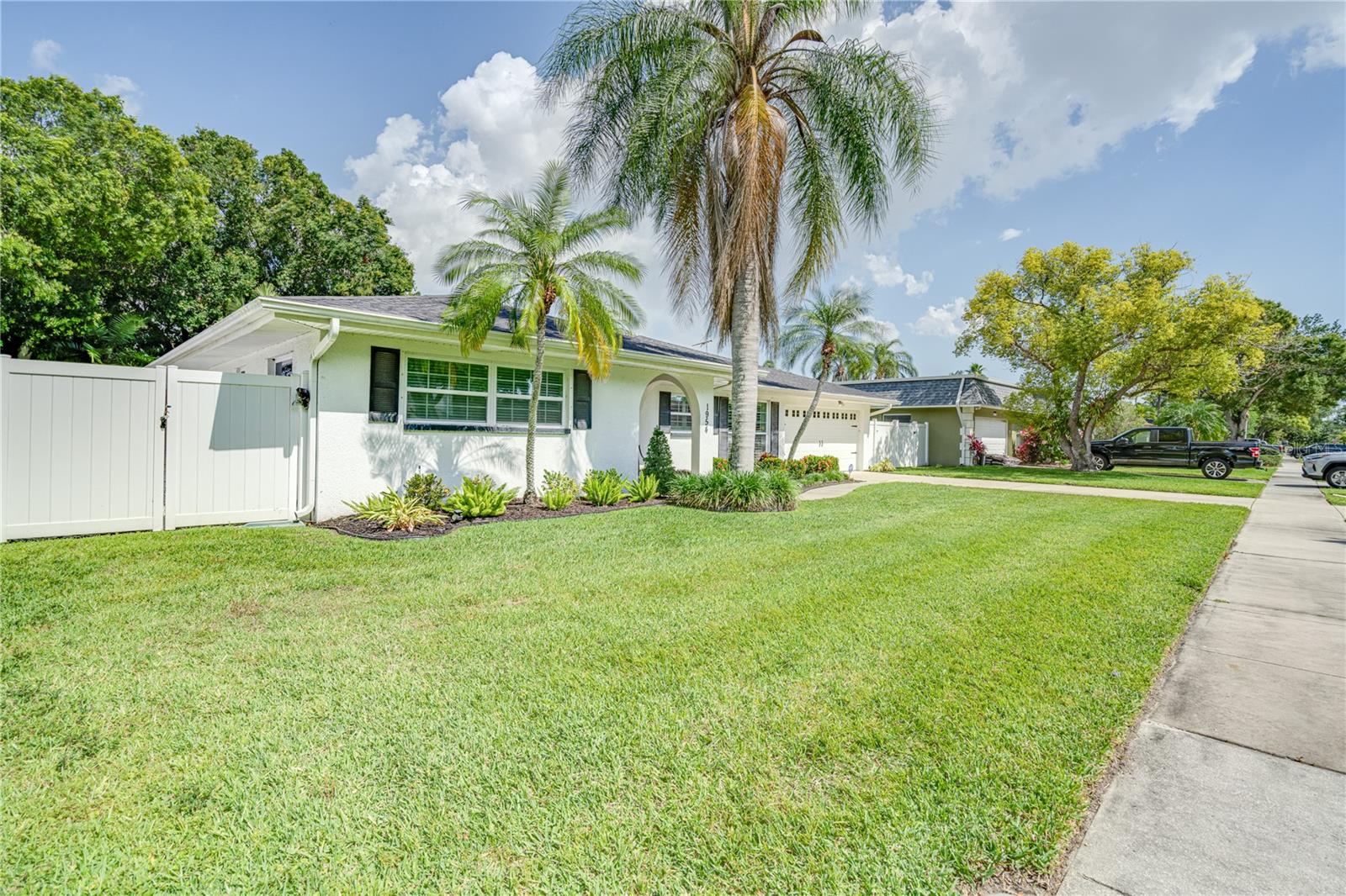 Listing photo id 0 for 1954 Arvis Circle W