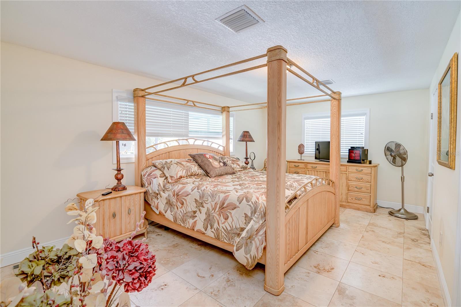 Listing photo id 21 for 1954 Arvis Circle W