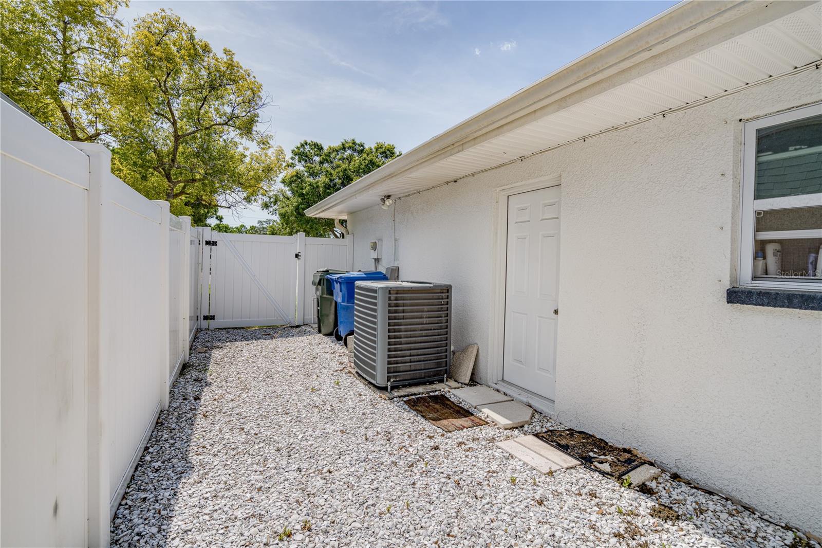 Listing photo id 37 for 1954 Arvis Circle W