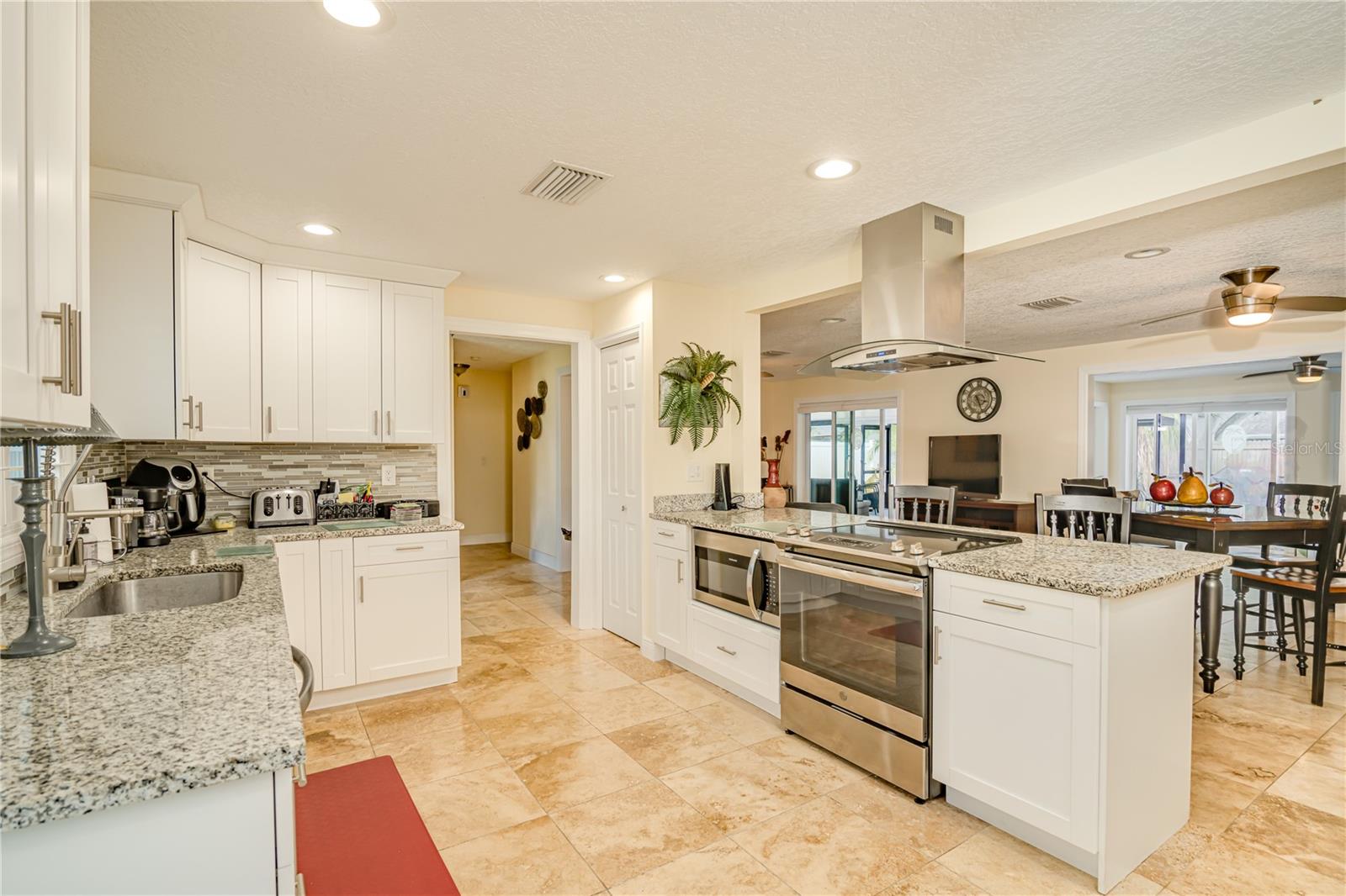Listing photo id 4 for 1954 Arvis Circle W
