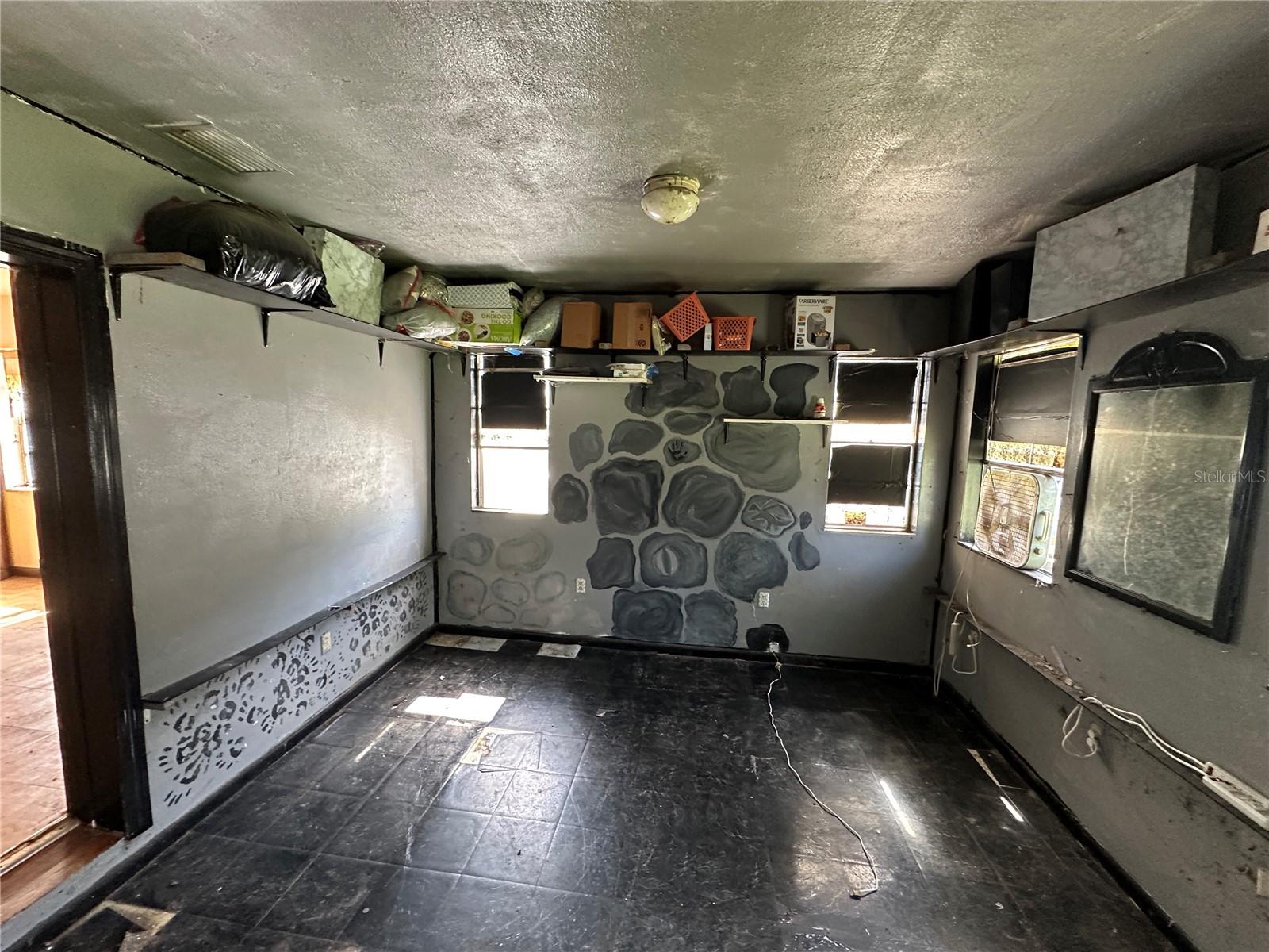Listing photo id 1 for 1414 Emma Street