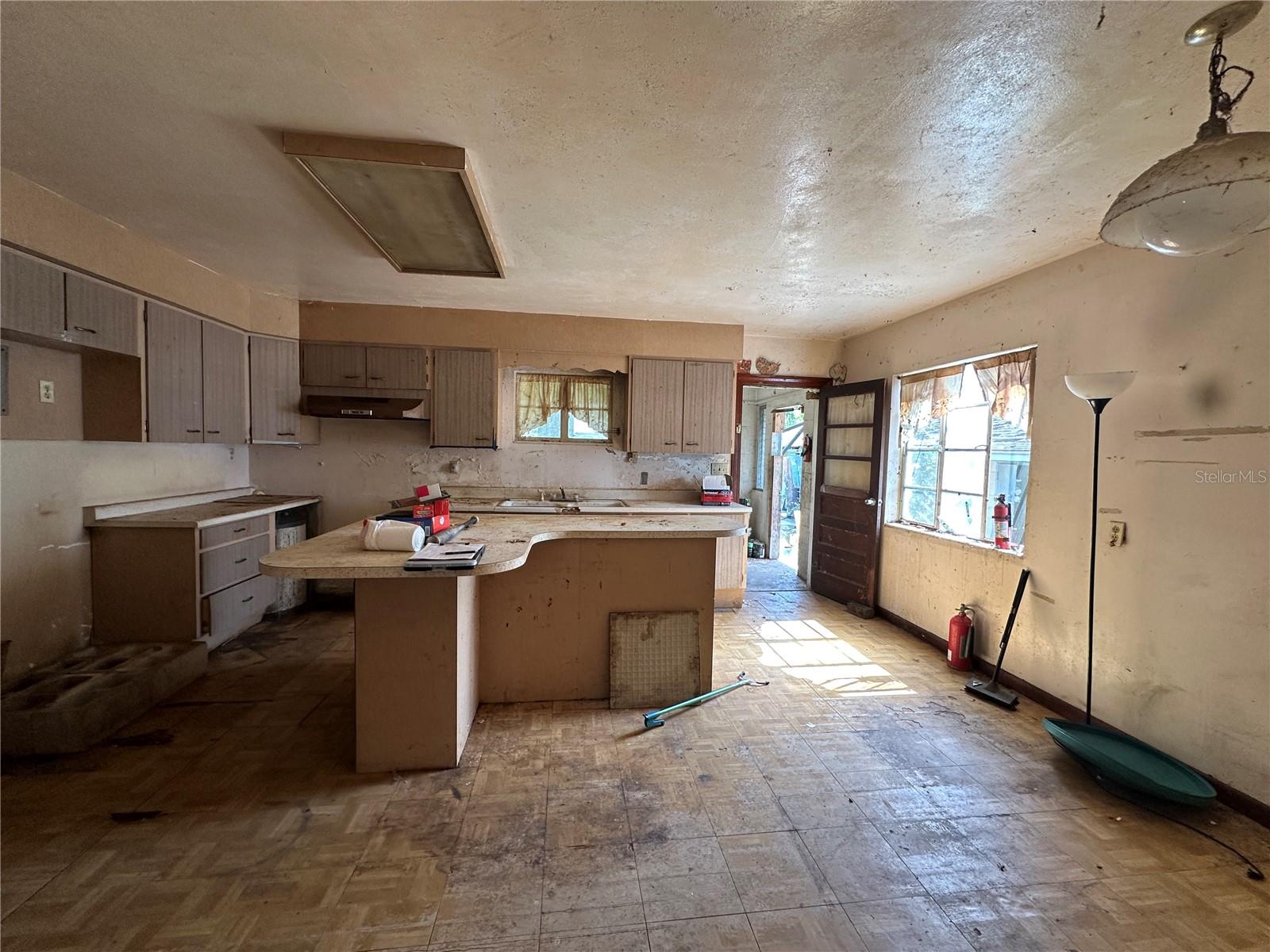 Listing photo id 2 for 1414 Emma Street