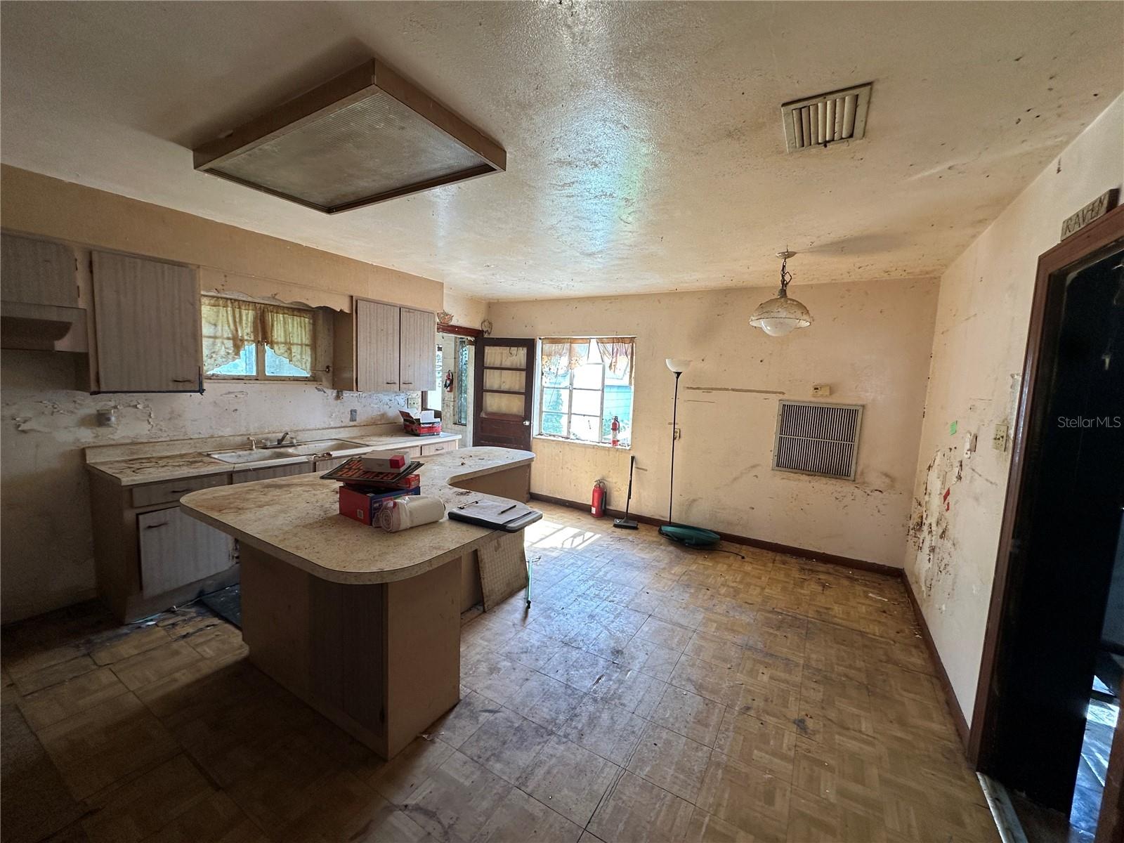 Listing photo id 3 for 1414 Emma Street