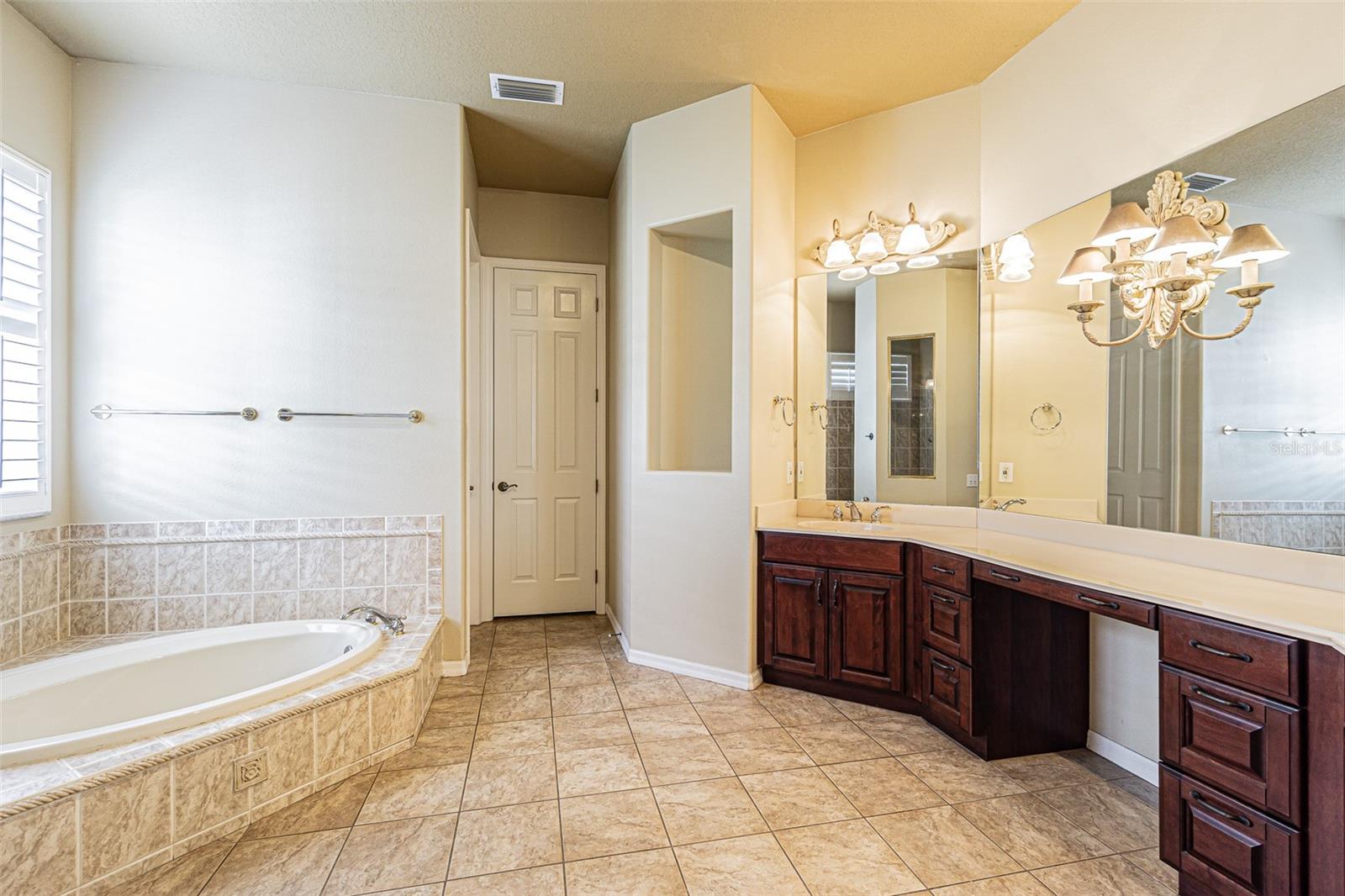 Listing photo id 36 for 3015 Northfield Drive