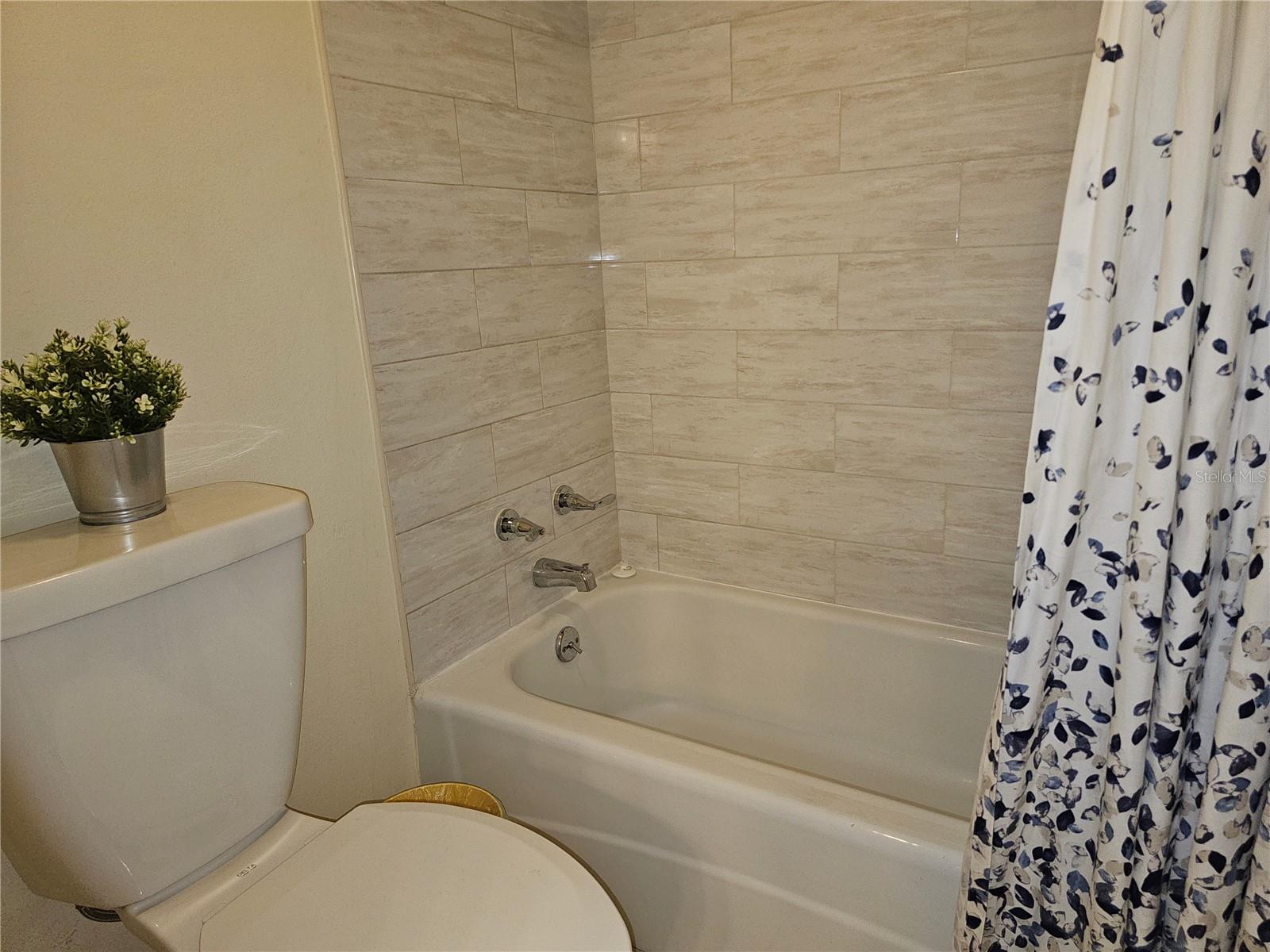 Image 18 of 37 For 14130 Rosemary Lane 3207