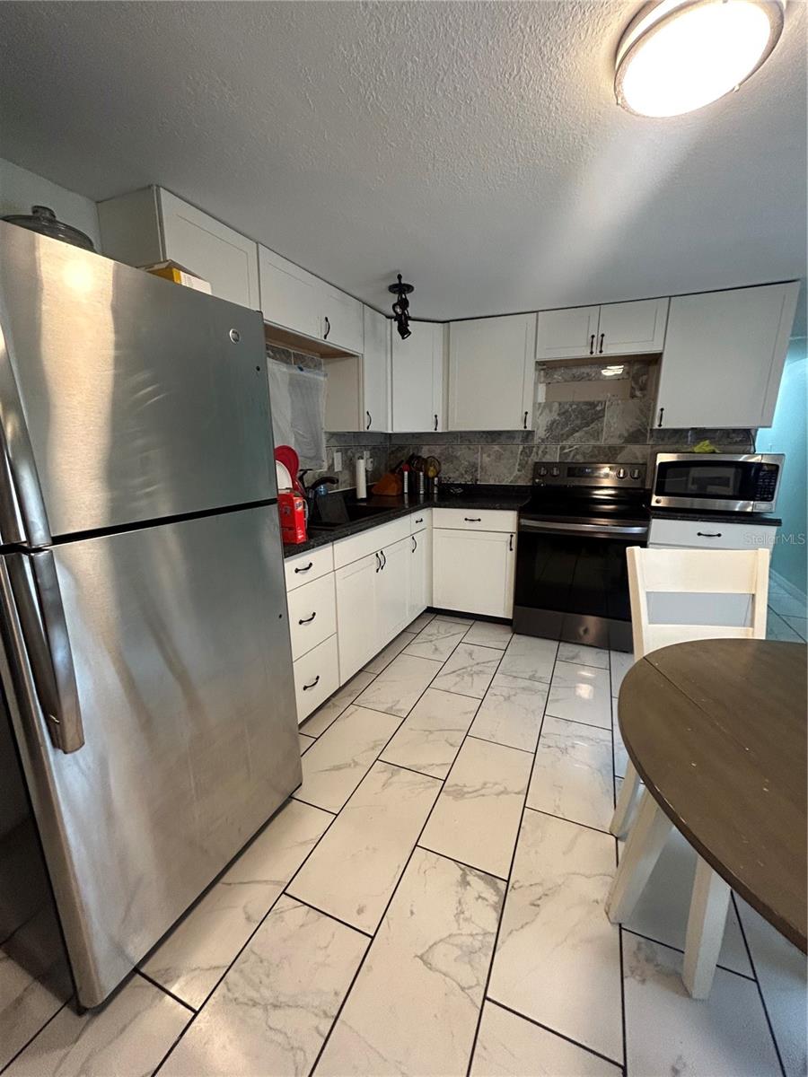 Listing photo id 2 for 911 Marjorie Avenue