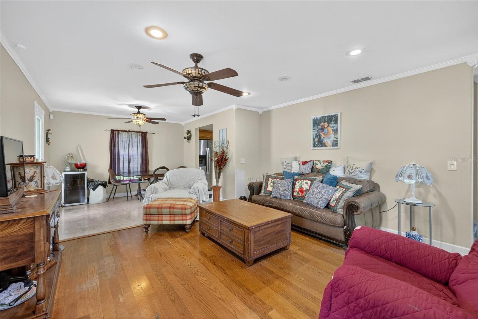 Listing photo id 13 for 8541 Fussell Drive