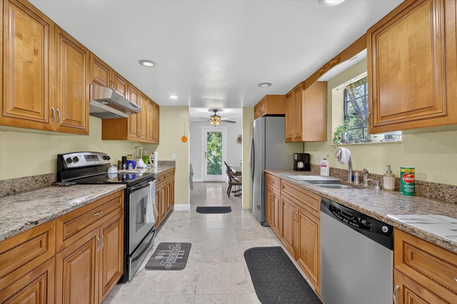 Listing photo id 4 for 8541 Fussell Drive