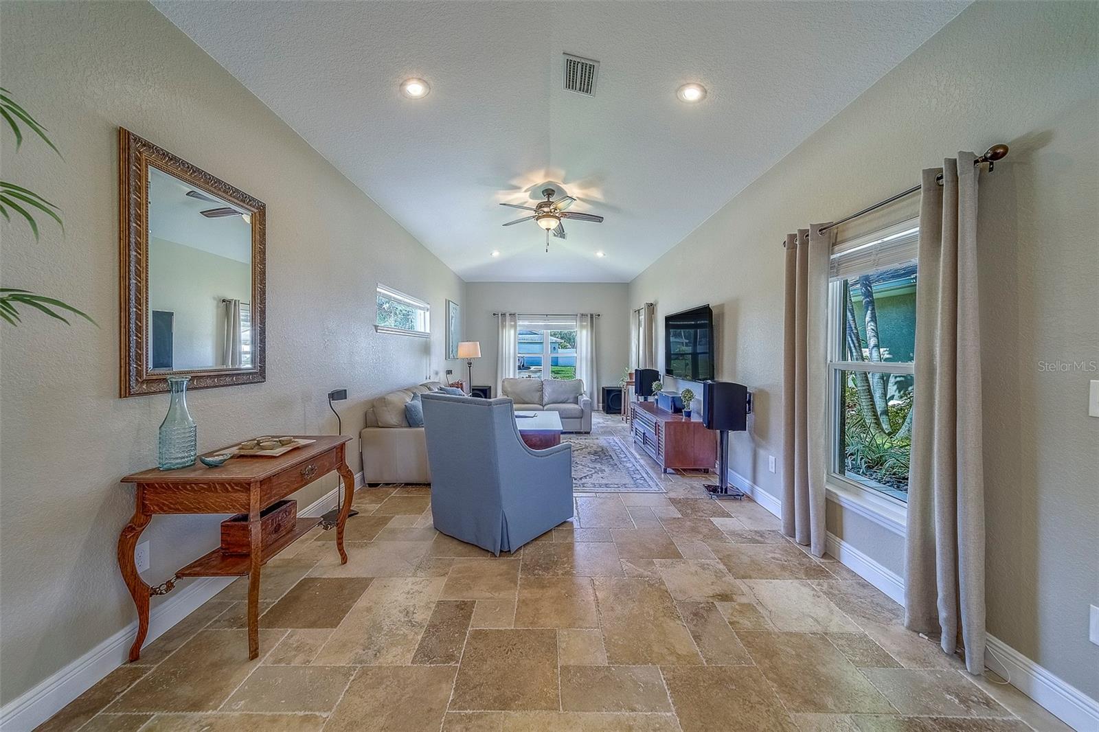Listing photo id 18 for 13425 San Rafael Drive