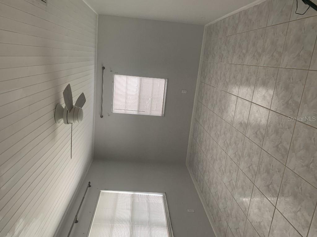Listing photo id 1 for 2453 Raymont Drive