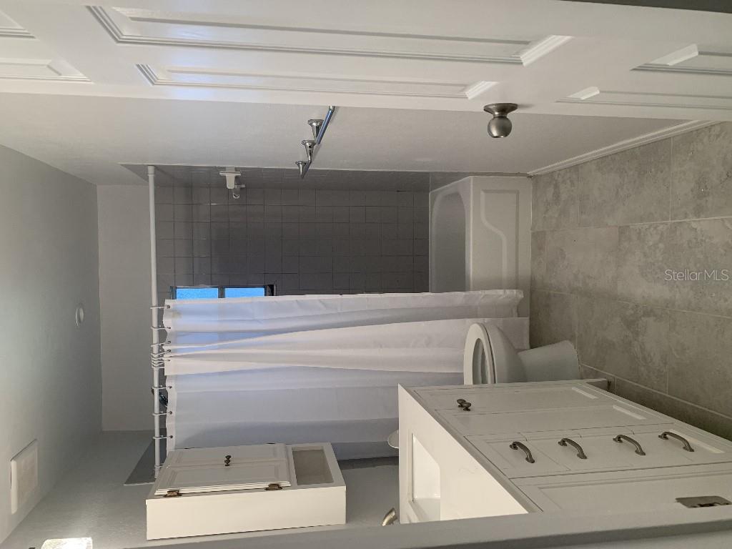 Listing photo id 2 for 2453 Raymont Drive