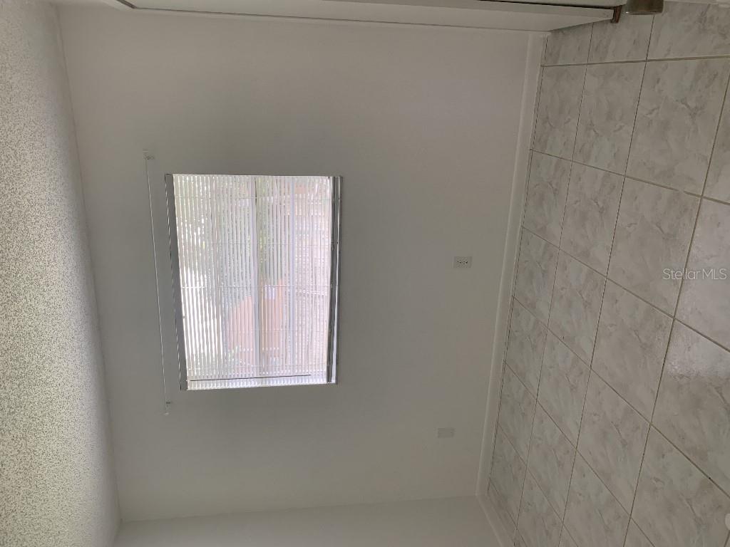 Listing photo id 3 for 2453 Raymont Drive