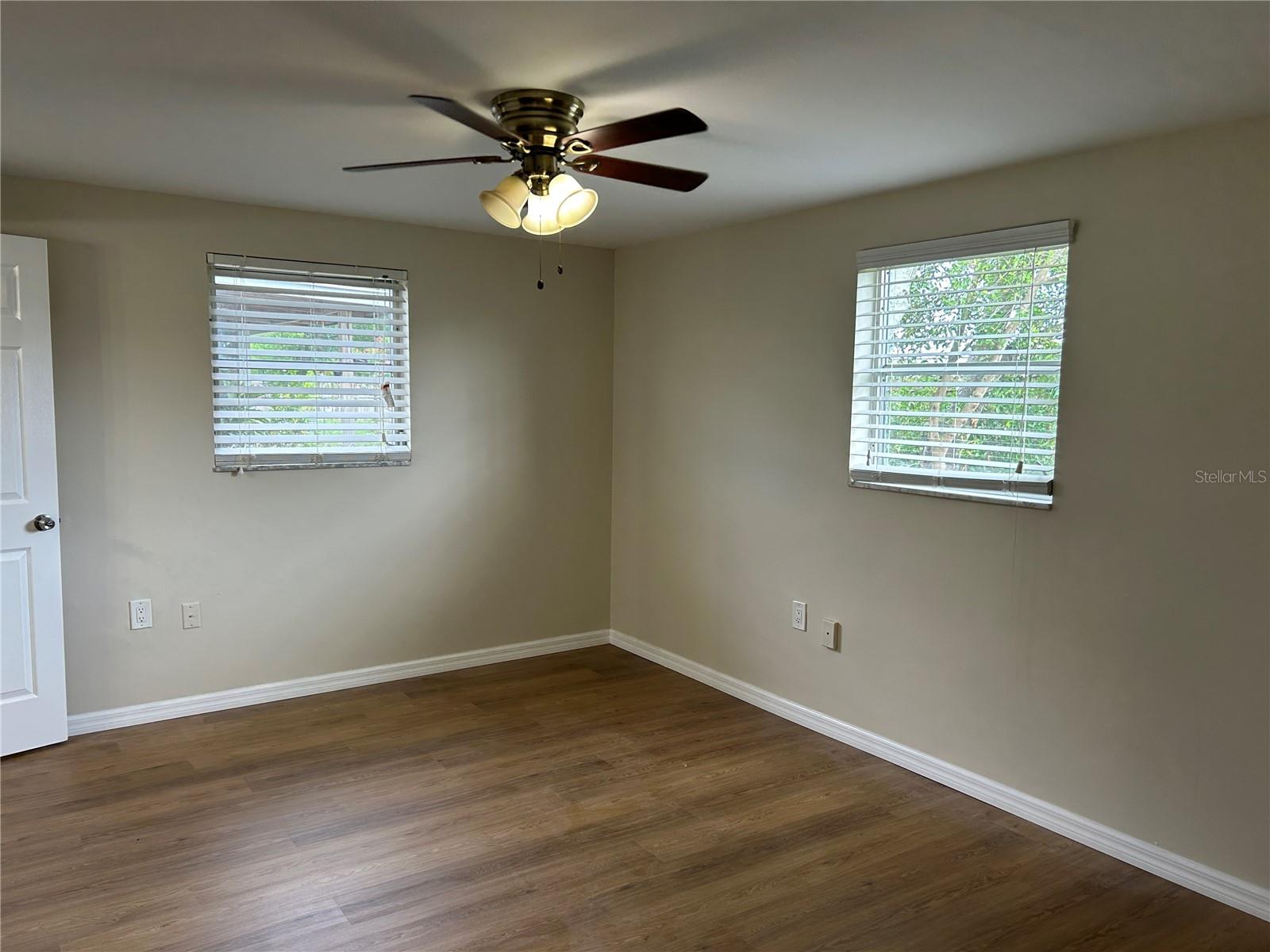 Listing photo id 8 for 3208 Brompton Drive