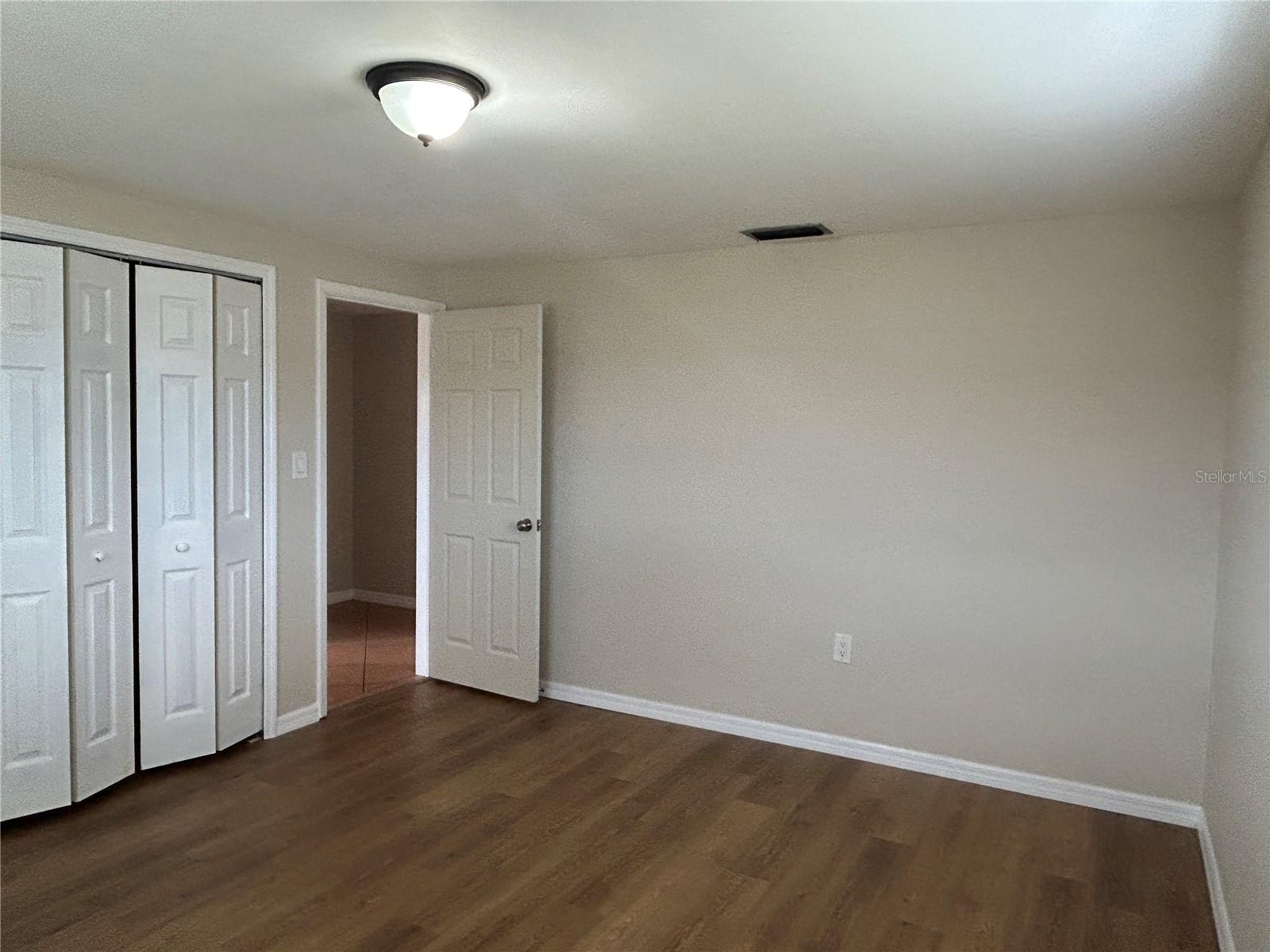 Listing photo id 11 for 3208 Brompton Drive