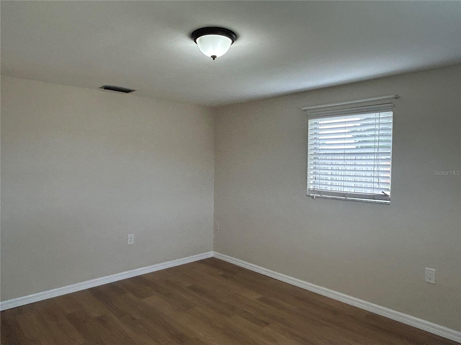 Listing photo id 14 for 3208 Brompton Drive