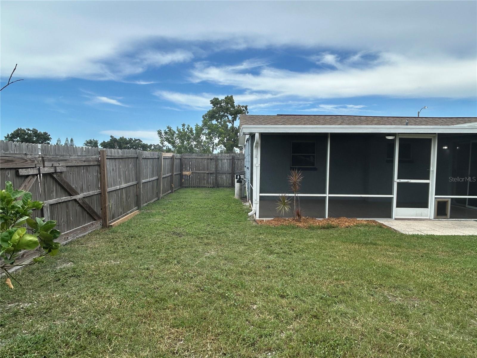 Listing photo id 18 for 3208 Brompton Drive