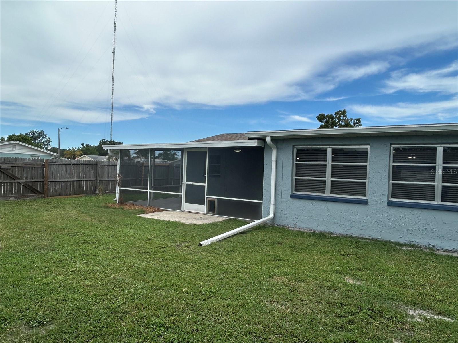 Listing photo id 19 for 3208 Brompton Drive