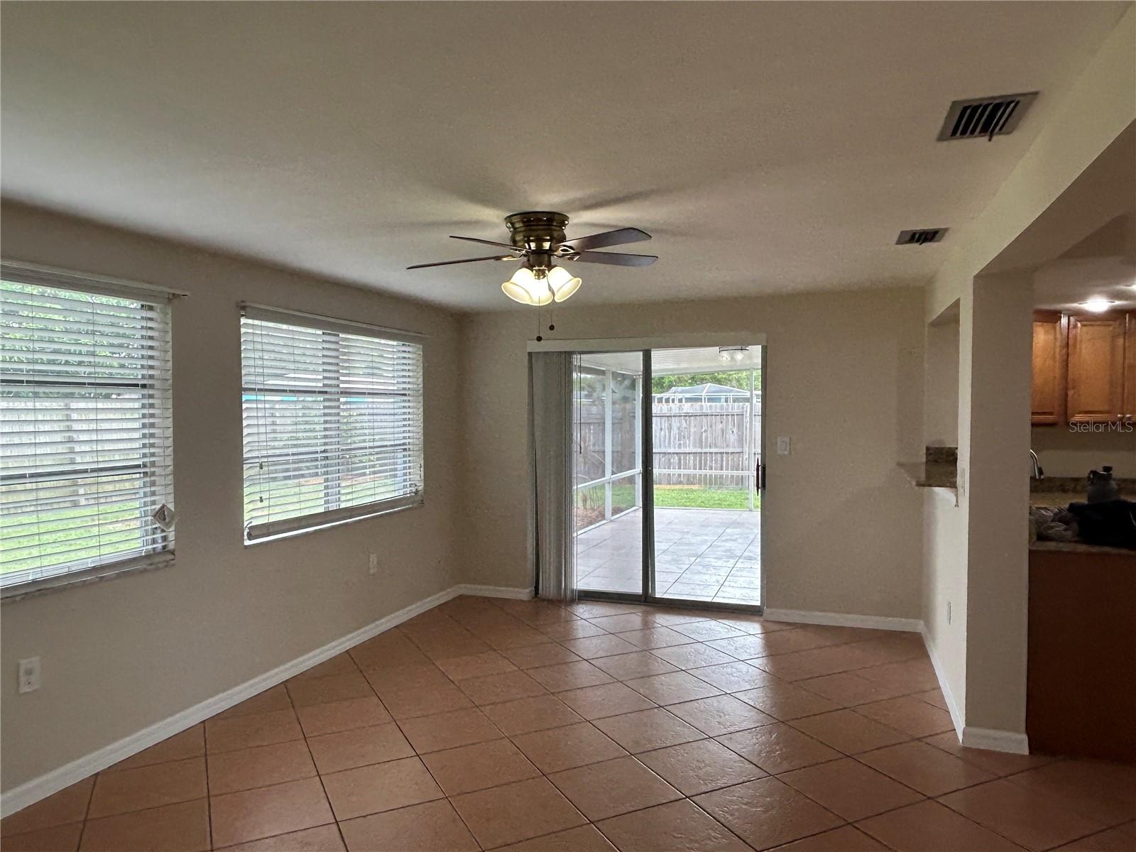 Listing photo id 2 for 3208 Brompton Drive