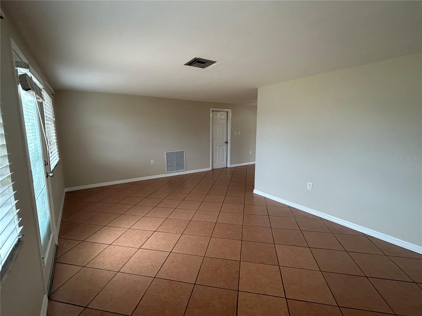 Listing photo id 4 for 3208 Brompton Drive